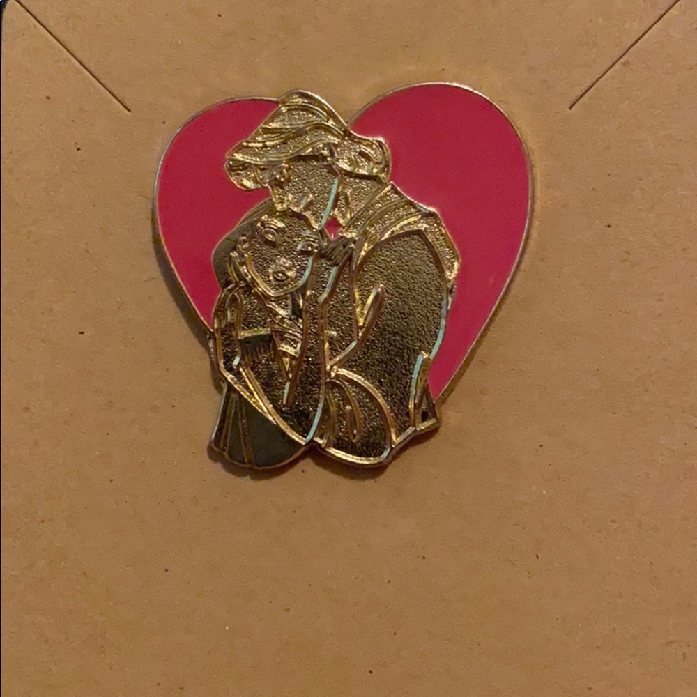 🐭 4 for $20 / Pocahontas & John Smith Chaser Pin